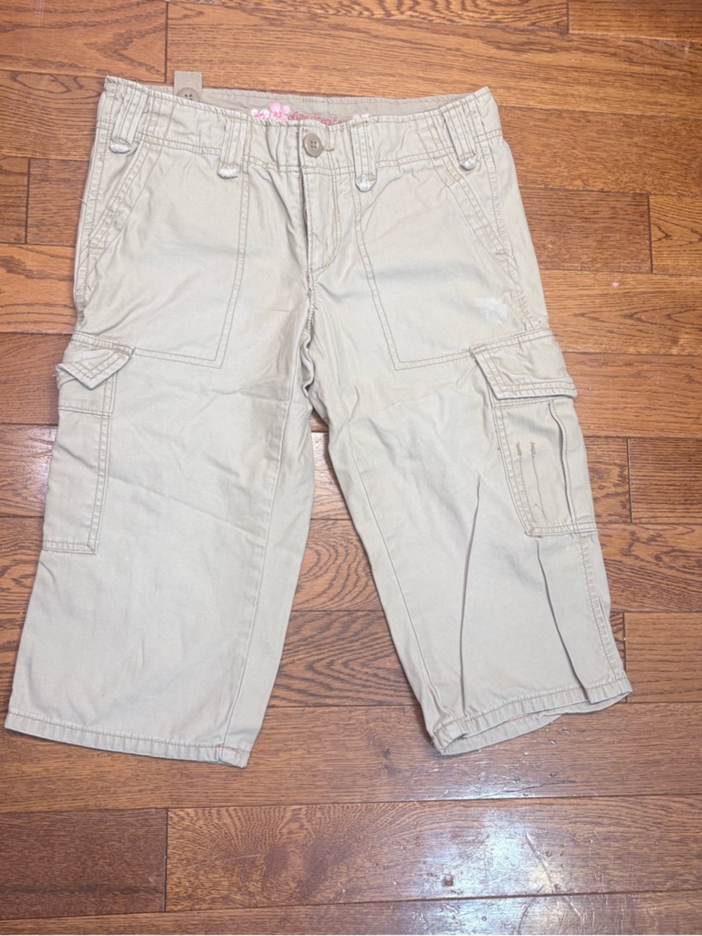 Vintage size 2 khaki American Eagle cargo board shorts with pink detail
